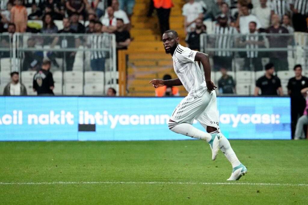 Onana-Abgang und Nacht-Ankunft in Istanbul: Ernest Poku schwört Besiktas die Treue – Miretti-Anreise verschoben