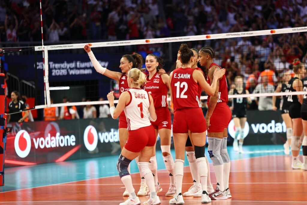 Weiße Weste bei der EM: Türkei schlägt Deutschland nach starkem Auftritt und holt vierten Sieg in Serie Weiße Weste bei der EM: Türkei schlägt Deutschland nach starkem Auftritt und holt vierten Sieg in Serie