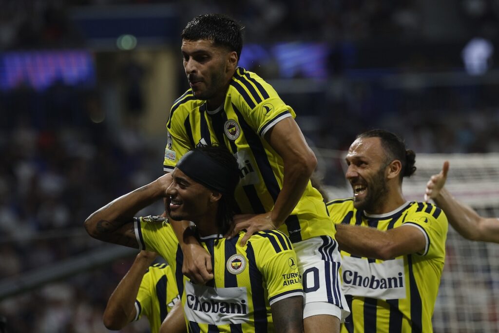 Triumph in Frankreich: Fenerbahce stürzt Lyon und stürmt nach 18 Jahren zurück in die Königsklasse Triumph in Frankreich: Fenerbahce stürzt Lyon und stürmt nach 18 Jahren zurück in die Königsklasse
