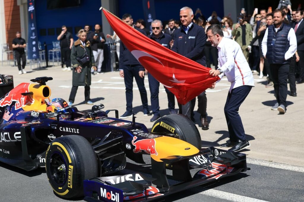 Rennsport-Comeback perfekt: Formel 1 kehrt mit Fünfjahresvertrag nach Istanbul zurück Rennsport-Comeback perfekt: Formel 1 kehrt mit Fünfjahresvertrag nach Istanbul zurück