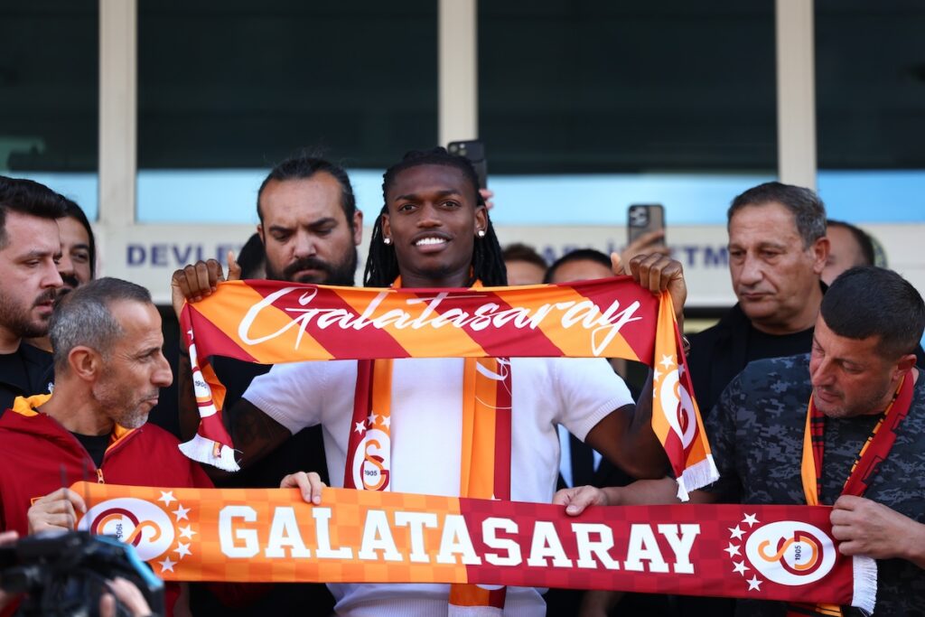 Star-Neuzugang Rafael Leao für Unterschrift bei Galatasaray in der Türkei eingetroffen