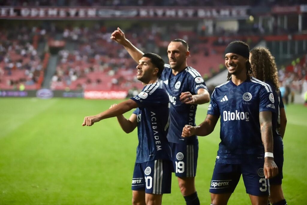 Fenerbahce triumphiert bei Samsunspor: Vedat Muriqi und Oguz Aydin glänzen beim Auswärtssieg Fenerbahce triumphiert bei Samsunspor: Vedat Muriqi und Oguz Aydin glänzen beim Auswärtssieg