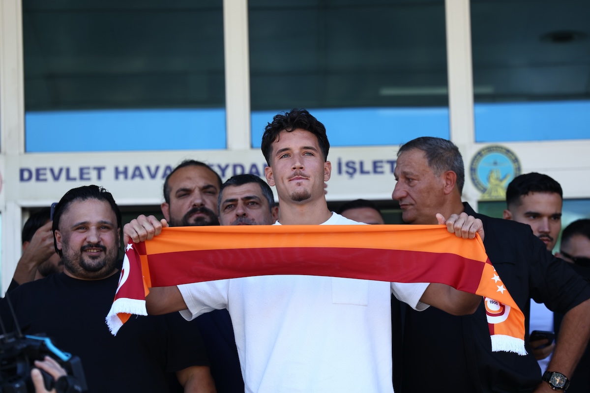 Vierter Sommertransfer perfekt: Deniz Gül landet im Privatjet und heizt die Galatasaray-Fans an!