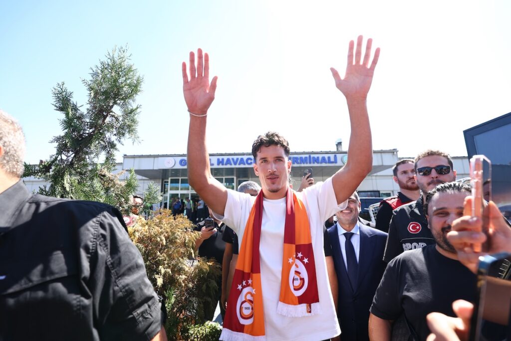 Vierter Sommertransfer perfekt: Deniz Gül landet im Privatjet und heizt die Galatasaray-Fans an!