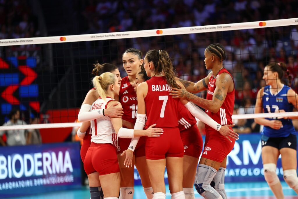 Titelverteidiger Türkei schlägt Aserbaidschan und erreicht EM-Viertelfinale, wo Deutschland wartet Titelverteidiger Türkei schlägt Aserbaidschan und erreicht EM-Viertelfinale, wo Deutschland wartet