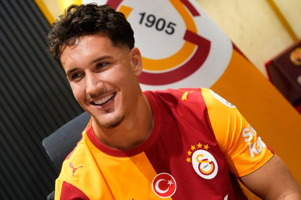 Vom Fan-Foto 2013 zum Profi-Vertrag: Deniz Gül erfüllt sich seinen Kindheitstraum bei Galatasaray! Vom Fan-Foto 2013 zum Profi-Vertrag: Deniz Gül erfüllt sich seinen Kindheitstraum bei Galatasaray!