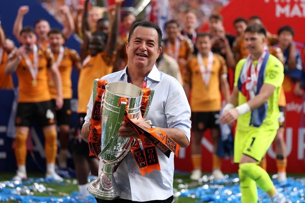 Eindrucksvoller Schlusssprint am Deadline Day: Acun Ilicali tüfelt 18 Neuzugänge für Hull City aus!