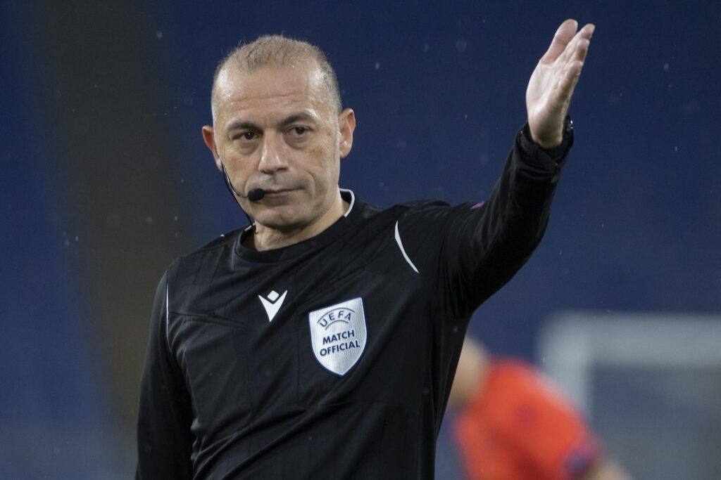 Neues Kapitel für Ex-Top-Schiedsrichter: Cüneyt Cakir übernimmt Führungsrolle im russischen Fußball Neues Kapitel für Ex-Top-Schiedsrichter: Cüneyt Cakir übernimmt Führungsrolle im russischen Fußball