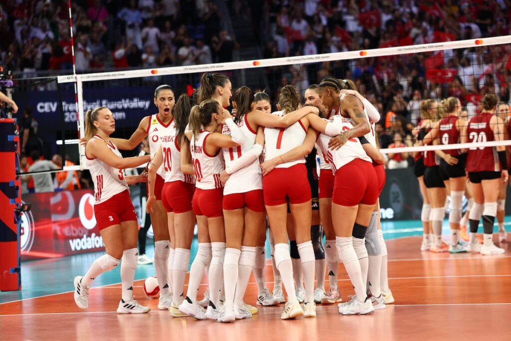 Halbfinal-Einzug gesichert: Türkische Volleyballerinnen schlagen Deutschland bei der Europameisterschaft