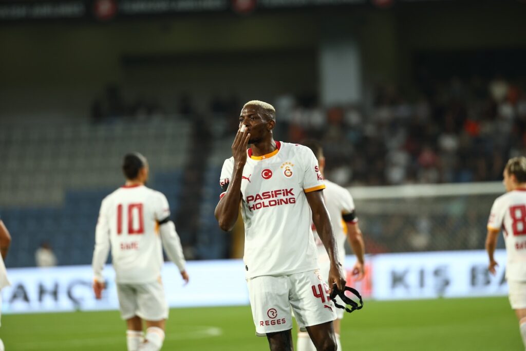 Thriller in der 90.+8. Minute: Sara erlöst Galatasaray nach Osimhen-Schock im Derby Thriller in der 90.+8. Minute: Sara erlöst Galatasaray nach Osimhen-Schock im Derby