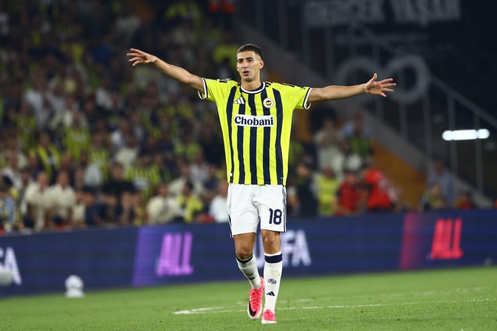 Knie-OP in Österreich: Fenerbahce muss wochenlang auf Abwehrspieler Mert Müldür verzichten