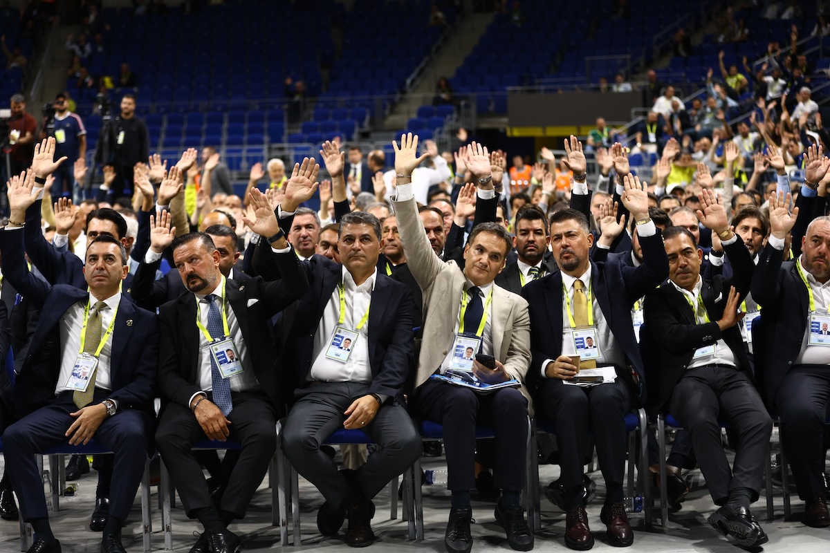 Finanz-Schlacht bei Fenerbahce: Aziz Yildirim rechnet gnadenlos mit der Vorgänger-Führung ab!