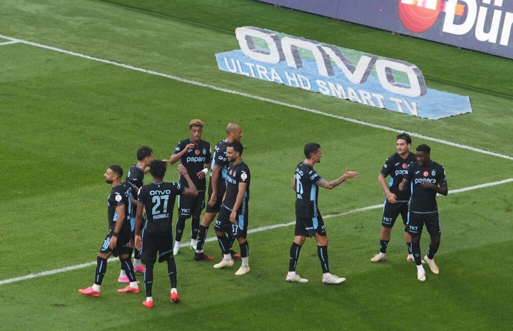 Trabzonspor überrollt im Schwarzmeer-Derby trotz Unterzahl Samsunspor nach Wirbelwind-Halbzeit