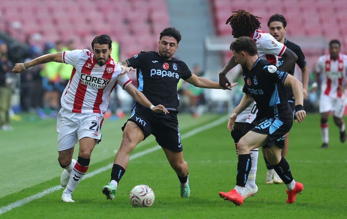 Trabzonspor überrollt im Schwarzmeer-Derby trotz Unterzahl Samsunspor nach Wirbelwind-Halbzeit