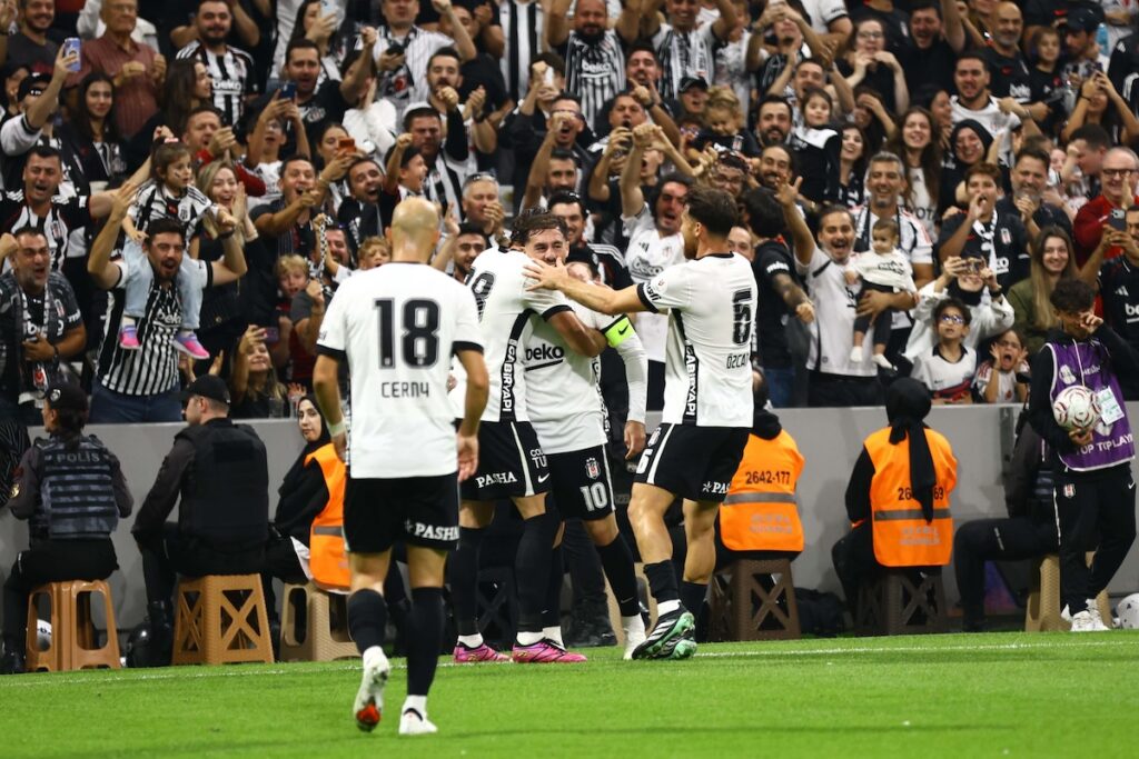 Besiktas kämpft Kocaelispor mit 2:1 nieder und erobert den zweiten Tabellenplatz