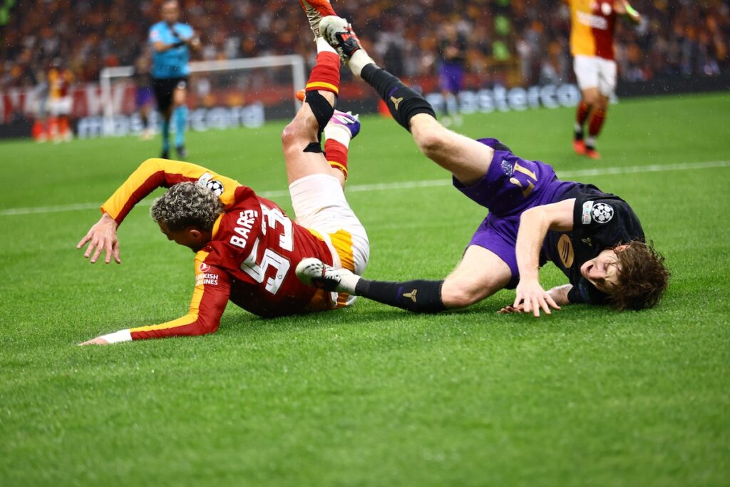 Sorgenfalten vor dem Derby: Baris Alper Yilmaz droht bei Galatasaray nach Champions-League-Gala auszufallen
