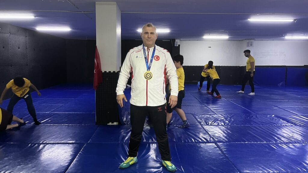 Gold-Gala mit 50 Jahren: Türkischer Ringer-Veteran Nazmi Kahveciler stürzt US-Weltmeister Gold-Gala mit 50 Jahren: Türkischer Ringer-Veteran Nazmi Kahveciler stürzt US-Weltmeister