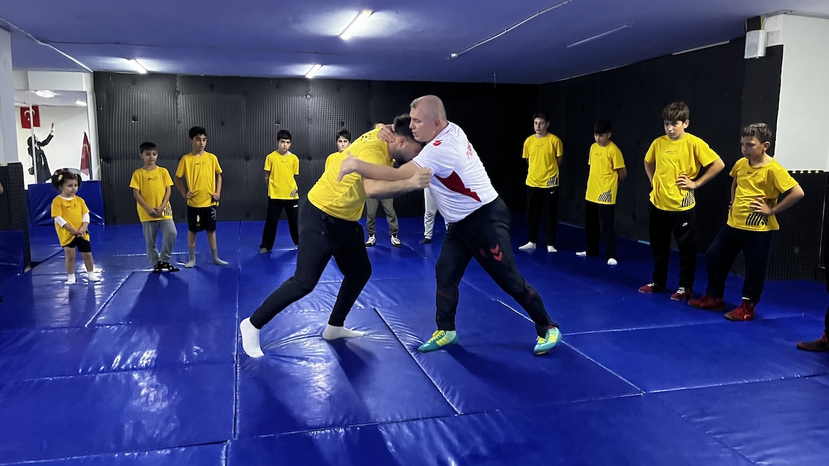 Gold-Gala mit 50 Jahren: Türkischer Ringer-Veteran Nazmi Kahveciler stürzt US-Weltmeister