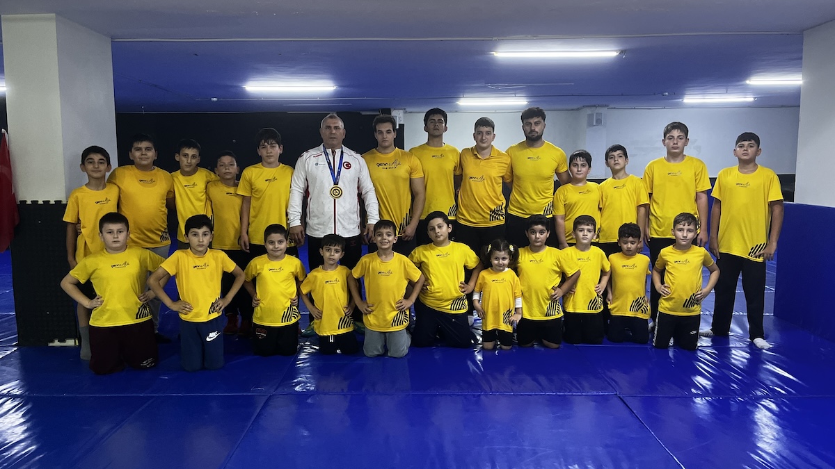 Gold-Gala mit 50 Jahren: Türkischer Ringer-Veteran Nazmi Kahveciler stürzt US-Weltmeister