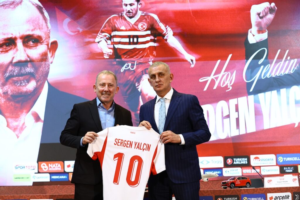 Offizieller Festakt in Riva: Sergen Yalcin unterschreibt und wird neuer türkischer Nationaltrainer Offizieller Festakt in Riva: Sergen Yalcin unterschreibt und wird neuer türkischer Nationaltrainer