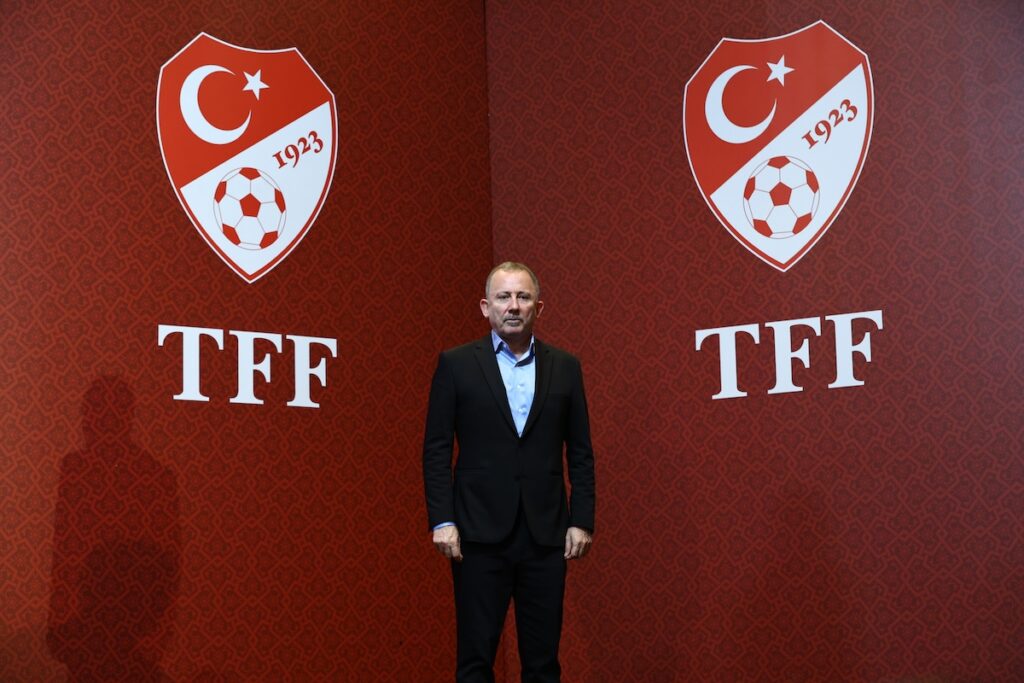 Erste Maßnahme als Nationaltrainer: Sergen Yalcin wirbt um Augsburg-Talent Mert Kömür für Türkei-Wahl