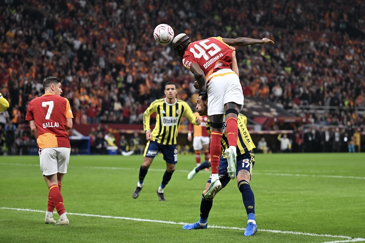 Osimhen-Doppelpack entscheidet das große Istanbul-Derby: Galatasaray schlägt Fenerbahce mit 2:1 und baut Rekordserie aus