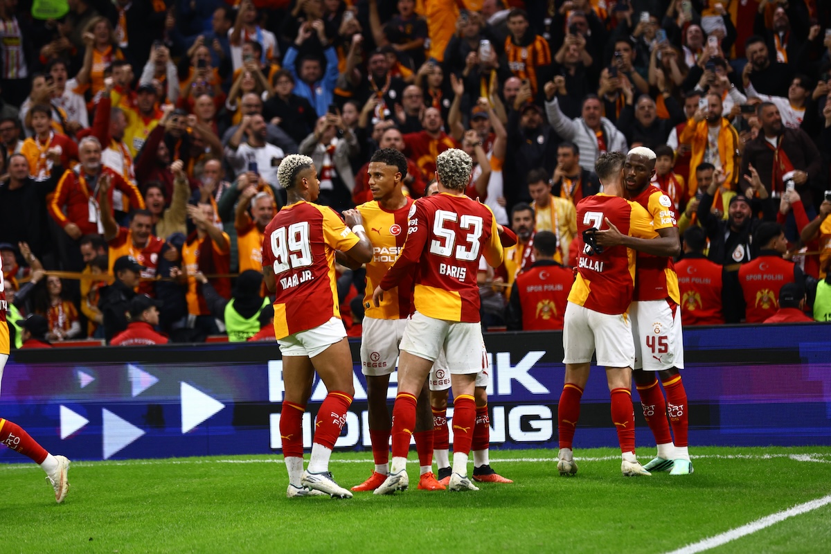 Osimhen-Doppelpack entscheidet das große Istanbul-Derby: Galatasaray schlägt Fenerbahce mit 2:1 und baut Rekordserie aus