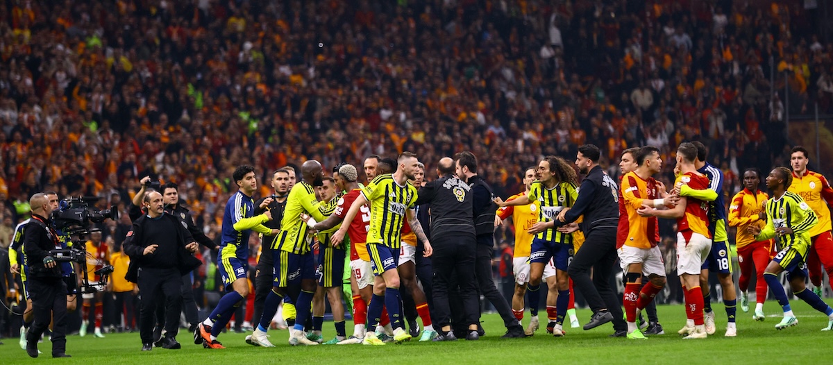 Nach Derby-Massenschlägerei: Dringende Sperren drohen und internationale Presse entsetzt über Istanbul-Chaos