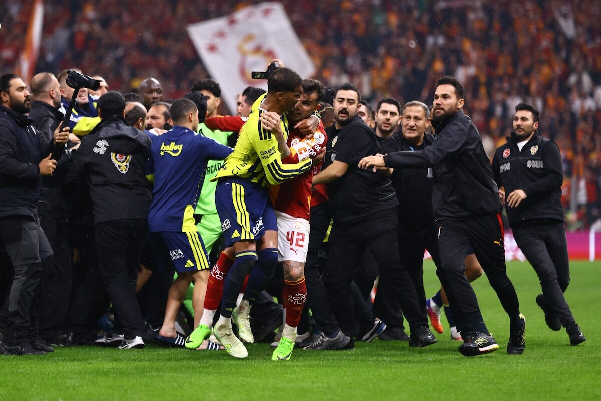 Tumulte nach Abpfiff: Istanbul-Derby zwischen Galatasaray und Fenerbahce endet in Handgemenge