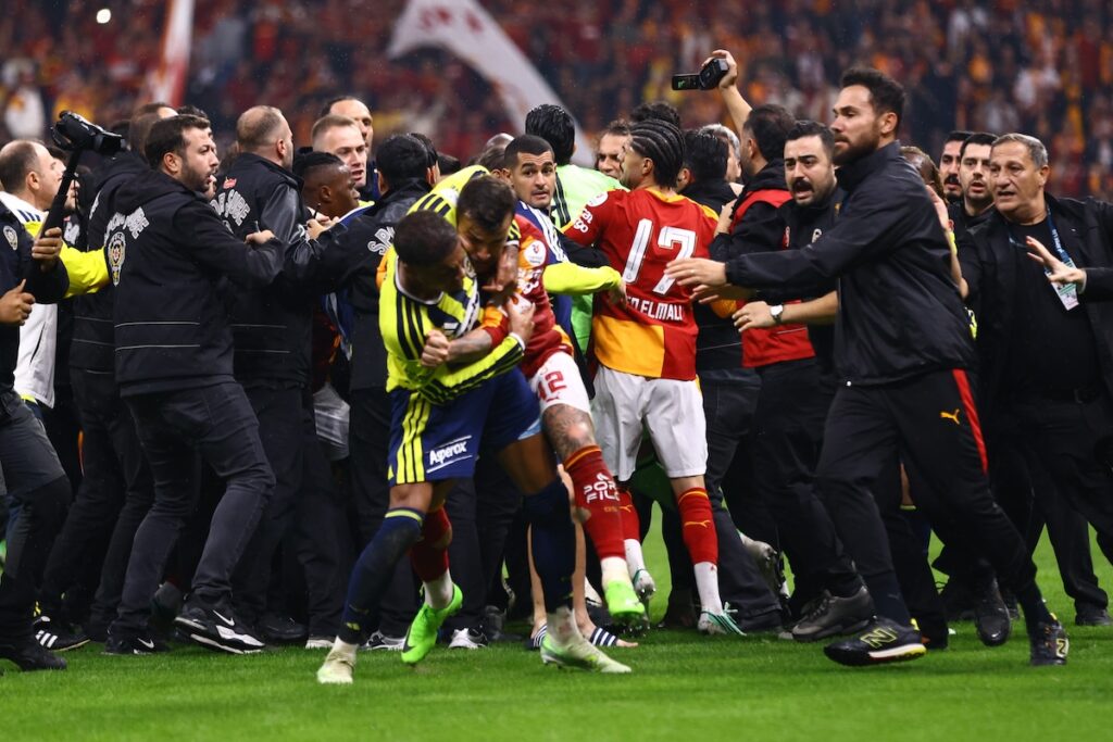 Hiobsbotschaft nach Istanbul-Derby: Abdülkerim Bardakci und Archie Brown drohen wochenlange Sperren