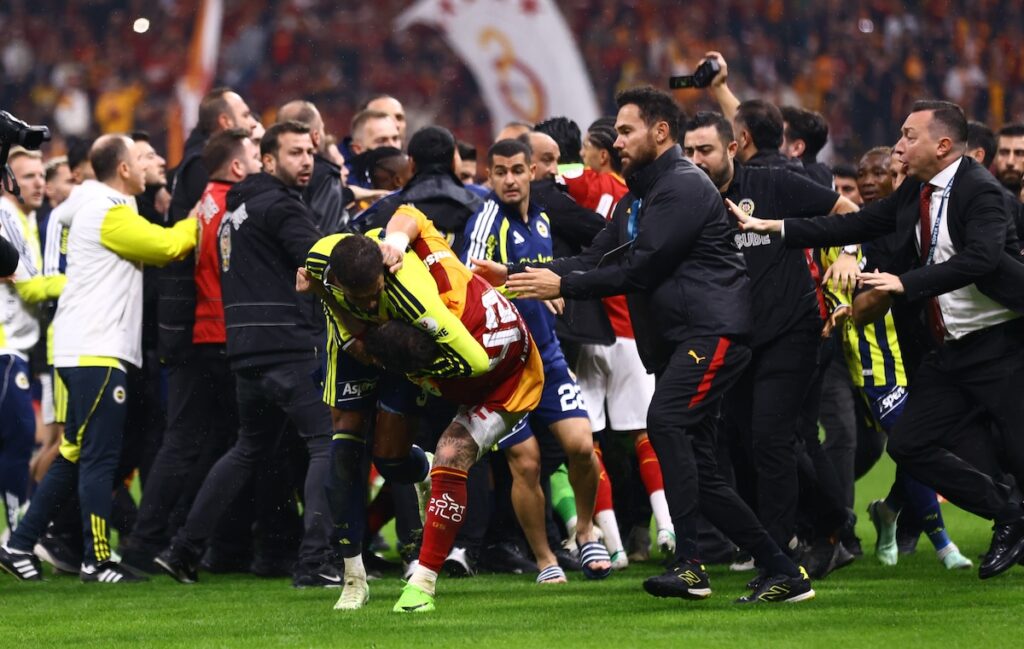 Tumulte nach Abpfiff: Istanbul-Derby zwischen Galatasaray und Fenerbahce endet in Handgemenge